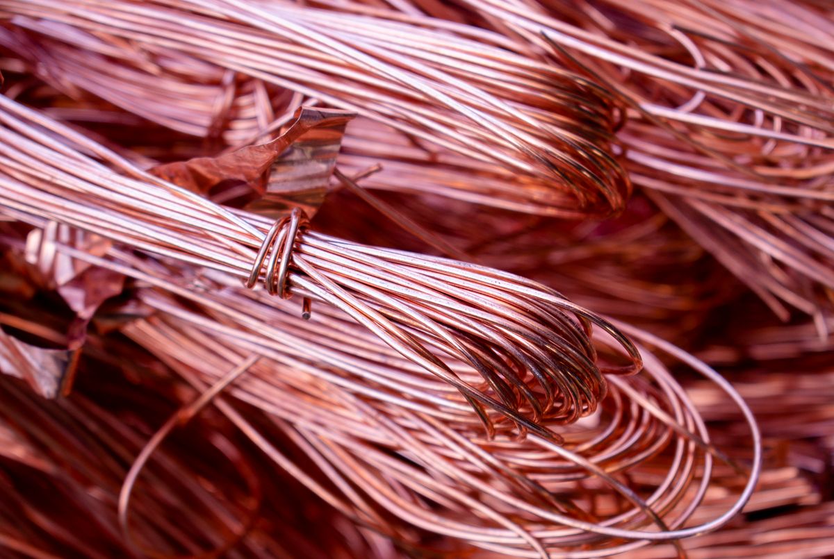 Мідні бухти крупним планом — перевірка якості кабелю